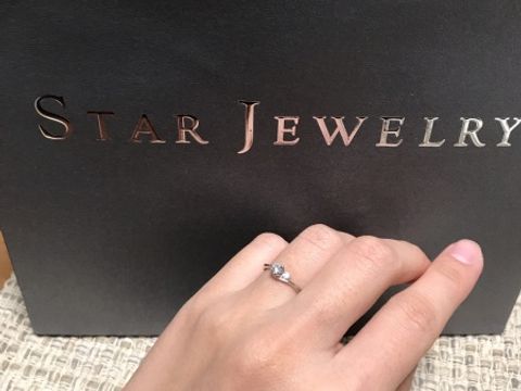 【STAR JEWELRY(スタージュエリー)の口コミ】 ダイヤの大きさ、輝きが大きいことから選びました。
また、ボックスを開け…