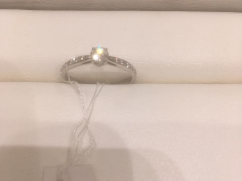 【STAR JEWELRY(スタージュエリー)の口コミ】 ダイヤのカットがとても綺麗です。
同じカットのダイヤでも、更に輝きが増…