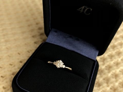 【4℃ BRIDAL(ヨンドシーブライダル)の口コミ】 お店イチオシのデザインで、彼女に一番似合うと思ったからです。他にもダ…