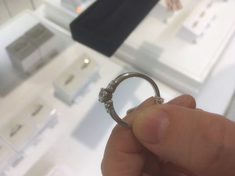 【4℃ BRIDAL(ヨンドシーブライダル)の口コミ】 プラチナのカットがとても綺麗でした。
角を取ってあって、滑らかな肌触り…