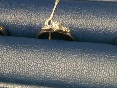 【銀座ダイヤモンドシライシの口コミ】 センターのダイヤの横に2つずつメレダイヤが配置されているデザインです。…