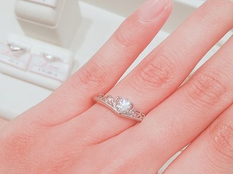 【I's stone(アイズストーン)の口コミ】 ティアラの指輪は珍しく、とても繊細なデザインになっていてとてもかわい…