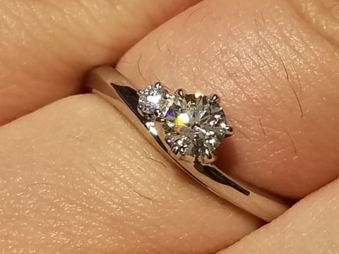 【銀座ダイヤモンドシライシの口コミ】 この婚約指輪は１石の大きなダイアモンドのそばに小さなダイヤがそっと付…