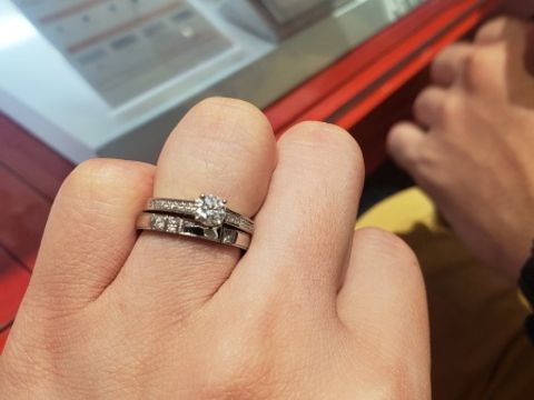【AFFLUX(アフラックス)の口コミ】 デザインがシンプルだけどダイヤで華やかさもありオシャレで、婚約指輪を…