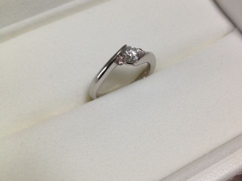 【ギンザタナカブライダル(GINZA TANAKA BRIDAL)の口コミ】 店頭で一目見たとき、このデザインだ！と思いました。
ウェーブなので私の…