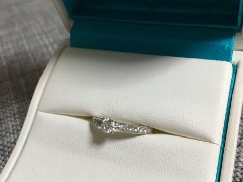 【銀座ダイヤモンドシライシの口コミ】 メレダイヤが入っているタイプで探していました。
メインの真ん中のダイヤ…