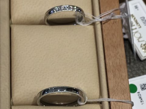 【モニッケンダム(MONNICKENDAM)の口コミ】 ミル打ちの上品な雰囲気と、白く気品ある輝きのダイヤモンドが五粒も入っ…