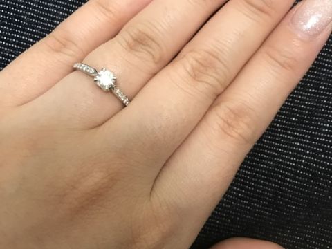 【サマンサティアラブライダル(Samantha Tiara Bridal)の口コミ】 デザインが可愛く、リングのデザインの意味も、
花束の中の一輪のバラとい…