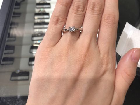 【ラザール ダイヤモンド(LAZARE DIAMOND)の口コミ】 丸みを帯びたぷっくりとしたデザインがとても気に入りました。
また、指輪…