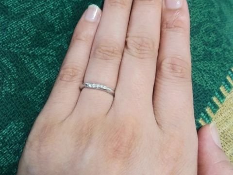 【銀座ダイヤモンドシライシの口コミ】  強度も必要なので少し太いタイプですが、指輪のデザインがそんなに指が太…