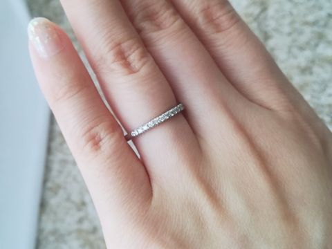 【銀座ダイヤモンドシライシの口コミ】 細身で、とっても綺麗なのでいつまでも眺めていられるデザインです。
事務…