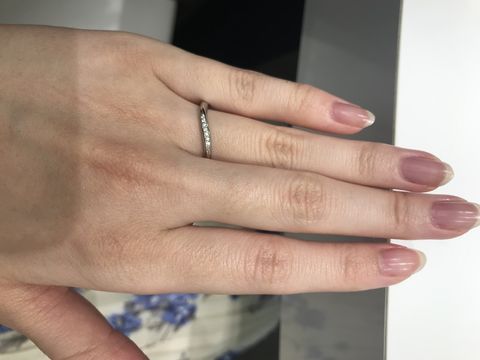 【4℃ BRIDAL(ヨンドシーブライダル)の口コミ】 ほっそりした指輪のデザインで、指が細く綺麗に見えました。また、ダイヤ…