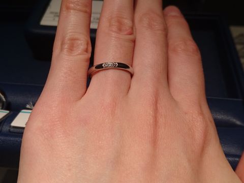 【銀座ダイヤモンドシライシの口コミ】 ストレートの指輪です。ダイヤモンドが3石セッティングされています。ダイ…