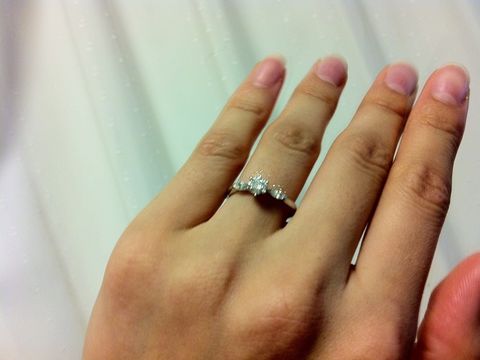 【ギンザタナカブライダル(GINZA TANAKA BRIDAL)の口コミ】 センターのダイヤが引き立つ、サイドにマーキースカットダイヤがあしらわ…