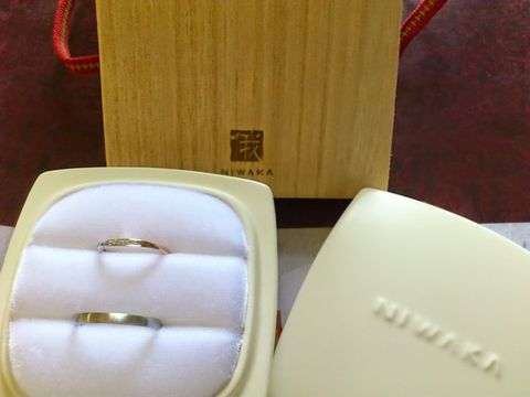 【俄(にわか)の口コミ】 プラチナとピンクゴールドで迷っていたが、雪佳景は両方入っていて、シン…