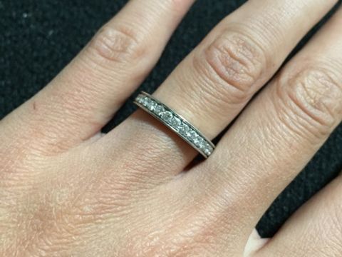 【ブルガリ(BVLGARI)の口コミ】 ダイヤが入っていて結婚指輪と一緒につけられるものを探していました。
光…