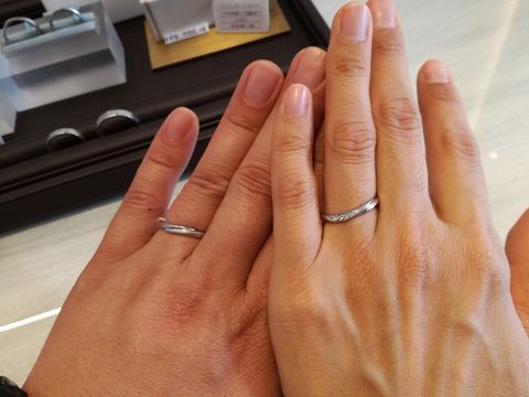 【JEWELRY  KAMATA(ジュエリーかまた)の口コミ】 斜めにダイヤが並んでいるようなデザインに惹かれました。ウェーブになっ…