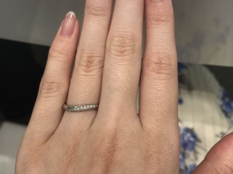 【4℃ BRIDAL(ヨンドシーブライダル)の口コミ】 ウェーブラインがとても綺麗です。ダイヤモンドの周りには細かいラインが…
