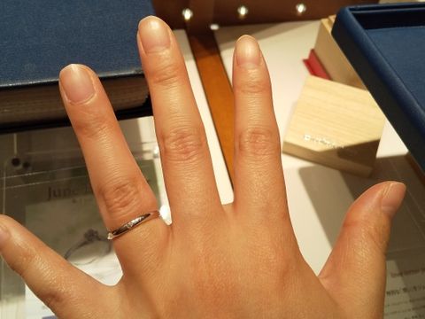 【銀座ダイヤモンドシライシの口コミ】 細みのリングが指を長く見せる効果があるとのことで、短い指もちょっぴり…