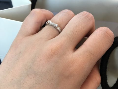 【ete(エテ)の口コミ】 リボンのデザインに一目惚れしました。
プラチナにしましたが、ピンクゴー…