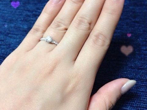 【AHKAH(アーカー)の口コミ】 ずっとあこがれだった指輪です。ハーフエタニティの真ん中にお花の形の台…