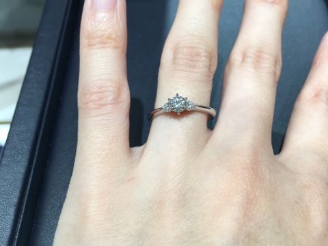 【ROYAL ASSCHER(ロイヤル・アッシャー)の口コミ】 中央にメインのダイヤが少し高くセッティングされていて、横に２つダイヤ…