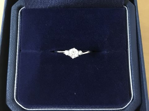 【銀座ダイヤモンドシライシの口コミ】 爪の部分がダイヤモンドを包み込むようになっているデザインが気に入りま…