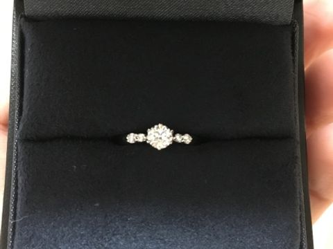 【ラザール ダイヤモンド(LAZARE DIAMOND)の口コミ】 ストレートで華奢なデザインが自分の指にしっくりきたので、その中から好…