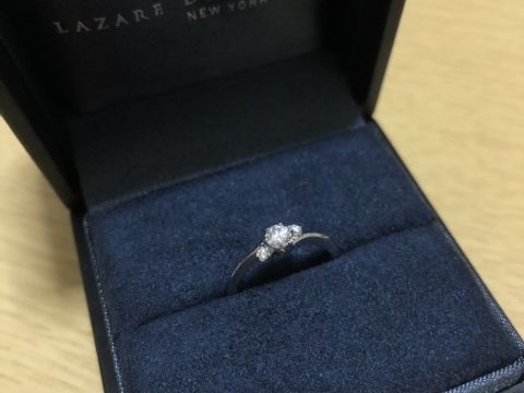 【ラザール ダイヤモンド(LAZARE DIAMOND)の口コミ】 ダイヤモンドの輝きに惹かれました。また、自分の指にはストレートよりも…