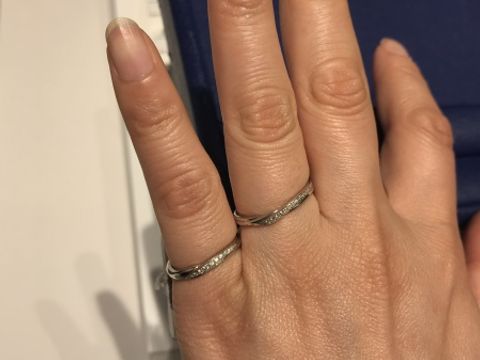 【銀座ダイヤモンドシライシの口コミ】 いまの流行りのウェーブ型は指の付け根にぴったりと沿うようにつけられる…