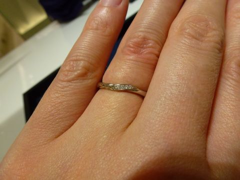 【4℃ BRIDAL(ヨンドシーブライダル)の口コミ】 4℃のプラチナの滑らかな曲線と輝き、メレダイヤモンドの輝きが合わさって…