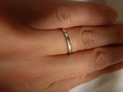 【4℃ BRIDAL(ヨンドシーブライダル)の口コミ】 4℃のアクアニティの中の商品で、やや細身でつけ心地が柔らかく、指輪をつ…