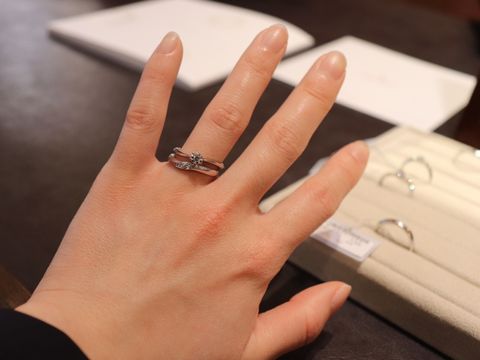 【TRECENTI(トレセンテ)の口コミ】 女性用のマリッジリングの中央のダイヤモンドが、かなり存在感があり綺麗…