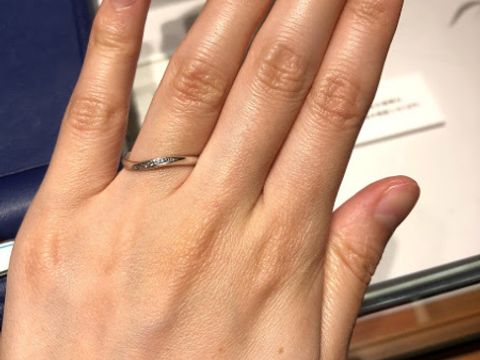 【銀座ダイヤモンドシライシの口コミ】 ウェーブタイプを探していたところ、この指輪を一目見て気に入りました。…