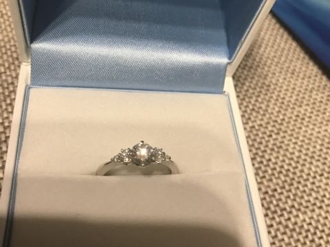 【GALA JEWELRY(ガラジュエリー)の口コミ】 ダイヤモンドの質がとてもいいのに値段が安いのが決め手でした。また、自…