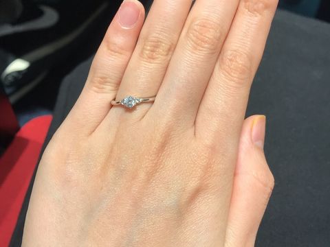 【銀座ダイヤモンドシライシの口コミ】 華奢なデザインの物が自分の指に合っていたので、幾つかご提示いただいた…