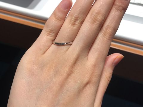 【銀座ダイヤモンドシライシの口コミ】 2人揃って購入しに行きましたが、何個か指輪を試着させていただいた中で、…
