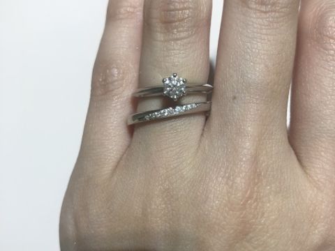 【TRECENTI(トレセンテ)の口コミ】 細めでライン状にキラキラが入っているデザインの指輪を探していてドンピ…