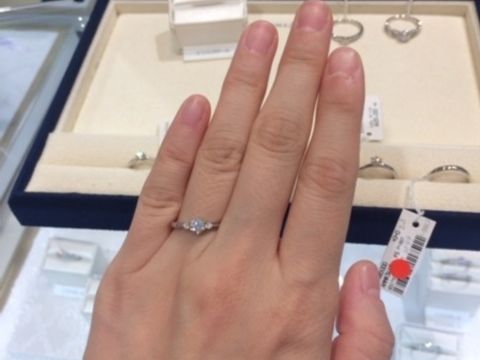 【ヴァンドーム青山(VENDOME AOYAMA)の口コミ】 シンプルなストレートタイプながら、ダイヤに向かって指輪が細くなる作り…