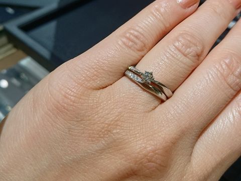 【ROYAL ASSCHER(ロイヤル・アッシャー)の口コミ】 指が短いので、長く見せるような、S字かV字かU字の指輪を探していました。…