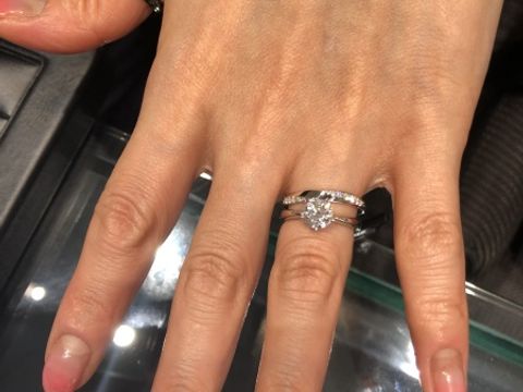 【ラザール ダイヤモンド(LAZARE DIAMOND)の口コミ】 片面にダイヤモンドが散りばめられ、デザインもシャープな印象で、つけ心…