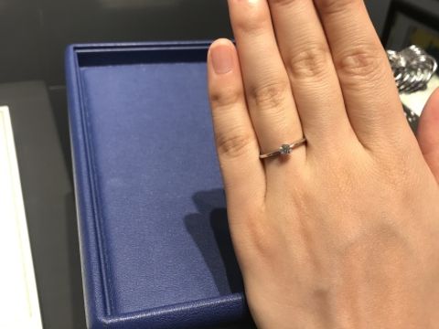 【銀座ダイヤモンドシライシの口コミ】 指輪の決め手
①シンプルなデザイン
ダイヤモンドが一石入っている、指輪自…