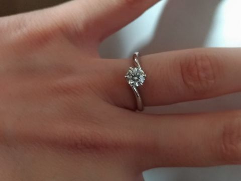 【カオキ　ダイヤモンド専門卸直営店の口コミ】 店員さんのおすすめということで選んだものでした。ダイヤモンドが大きく…