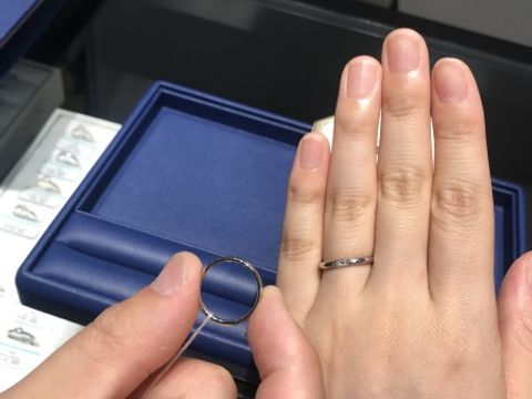 【銀座ダイヤモンドシライシの口コミ】 デザインがシンプルで、飽きがこなく長く愛用できそうな点に惹かれました…