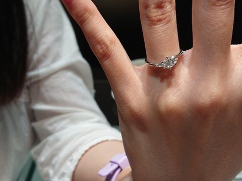 【アイプリモ(I-PRIMO)の口コミ】 左右対称で少しウェーブしています。両脇の2つのダイヤも少し大きめなので…