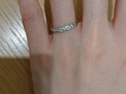 【STAR JEWELRY(スタージュエリー)の口コミ】 ストレートタイプの指輪ではありますが、虹や雲をイメージしているためか…