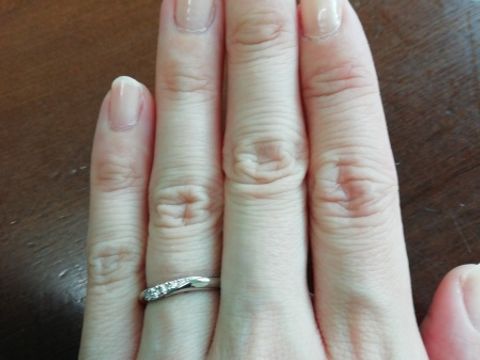 【銀座ダイヤモンドシライシの口コミ】 爪留めで埋め込みとは違う輝きがあり、つけ心地が良かったです。ストレー…