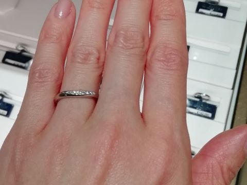 【ROYAL ASSCHER(ロイヤル・アッシャー)の口コミ】 ダイヤモンドが白く輝いていて、とても綺麗です。ロイヤルの称号が付いて…