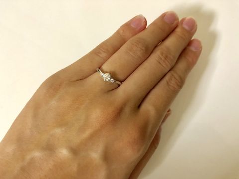 【アイプリモ(I-PRIMO)の口コミ】 少しカーブしているデザインなのでつけたとき指が細くみえるし、大きなダ…