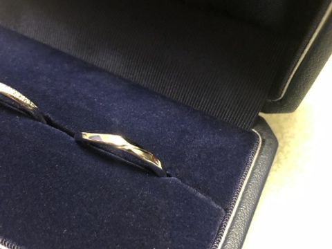 【銀座ダイヤモンドシライシの口コミ】 流れ星のようにラインが入っているので、指がスッキリ見えます。Ｖ字ライ…